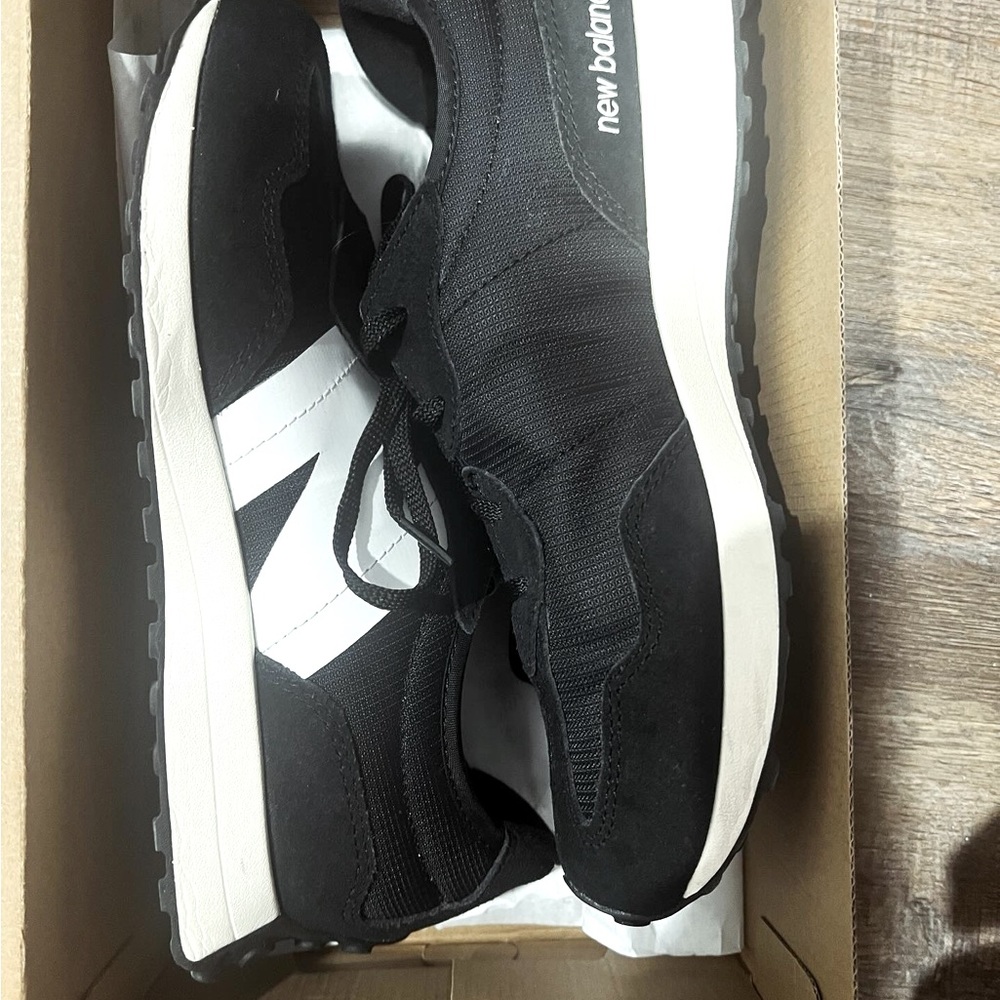 New Balance Unisex 327, size 6.5 men/kids, size 8 for women